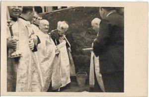Episcopul greco-catolic Valeriu Traian Frențiu punând o piatră de temelie