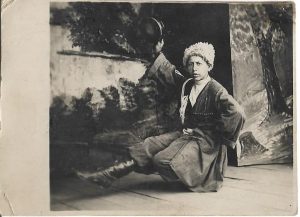 Băiat în uniformă de cazac, cu tamburină, anii 1920, București