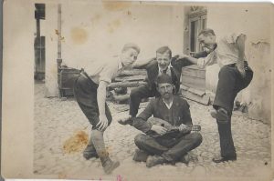 Tineri pozând fotografului alături de cobzar, București, anii 1920