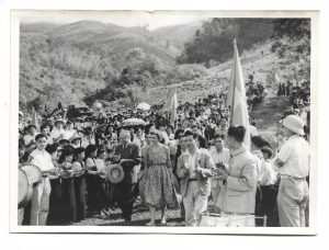 Ambasadorul României în Vietnam, Vasile Pogăceanu cu soția sa sosește la ceremonia predării către țăranii cooperatori nord-vietnamezi a tractoarelor românești UTOS 45 E, fabricate la Brașov