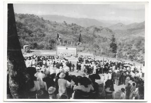 Țărani cooperatori nord-vietnamezi participă la ceremonia predării către ei a tractoarelor românești UTOS 45 E, fabricate la Brașov, de către ambasadorul României în RPD Vietnam, Vasile Pogăceanu (1905 - 1986)