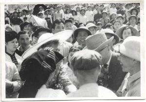 Ambasadorul României în Vietnam, Vasile Pogăceanu împreună cu soția în mijlocul țăranilor cooperatori nord-vietnamezi cu ocazia predării către aceștia a tractoarelor românești UTOS 45 E, fabricate la Brașov