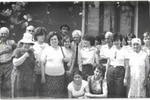 În curtea casei surorii lui Marin Preda, Ilinca, 1986, Siliștea-Gumești