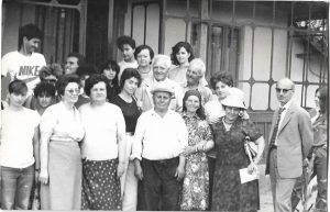 În fața casei natale a lui Marin Preda, cu fratele acestuia, Gheorghe, 1986, Siliștea-Gumești