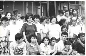 În fața casei natale a lui Marin Preda, cu fratele acestuia, Gheorghe, 1986, Siliștea-Gumești