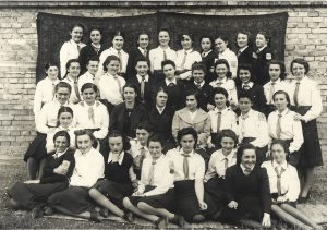 Eleve în uniformă Straja Țării și profesoare de la Liceul Oltea Doamna, 1940, Cernăuți