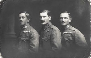 Doi caporali mitraliori și un transmisionist austro-ungari cu baretele decorațiilor
