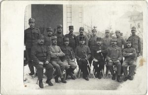 Gradați austro-ungari, unii cu săbii, decorații și șnur de specialiști