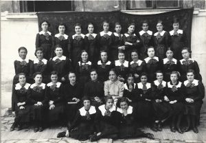 Eleve și profesoare de la Liceul Oltea Doamna, 1937, Cernăuți