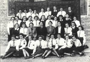 Eleve în uniformă Straja Țării și profesoare de la Liceul Oltea Doamna, 1939, Cernăuți
