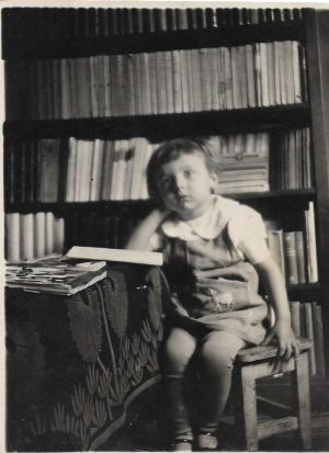 Copil în bibliotecă, România, 1928