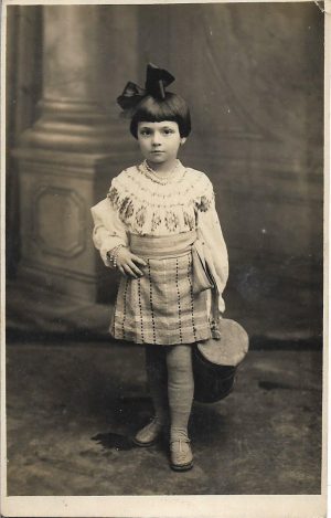 Fetiță cu vas din lemn, perioada interbelică, studio Foto Lumina Z Dirațian, București