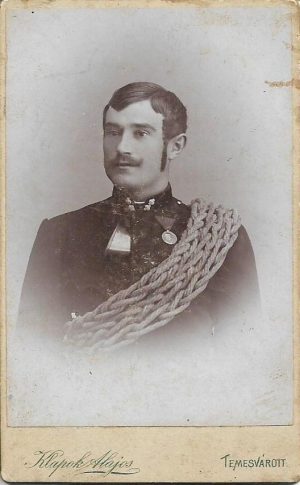 Pompier austro-ungar decorat, purtând corn din alamă la piept, băgat în vestonul descheiat și colac de frânghie, studio Klapok, Timișoara