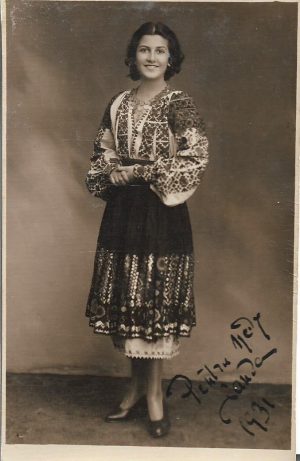 Femeie în port popular, Foto Royal, București, 1931