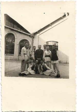 Bărbați în port popular românesc la Pirotehnia Armatei, 1942