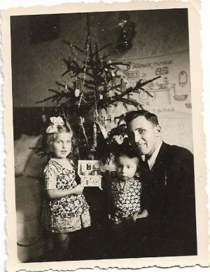 Fetiță cu mașină de gătit de jucărie, 1942