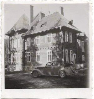 În fața fostului castel regal de vânătoare de la Valea Putnei, 1948