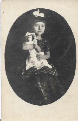 Fetiță cu păpușă, 1923, Craiova