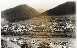 Câmpulung Moldovenesc, Vedere generală cu Pietrele Doamnei (1647 m) văzută de pe Corlațan , carte poștală