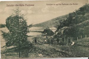 Salutări din Băile Pucioasa. Fântâna cu apă de Pucioasa La Sursa, carte poștală
