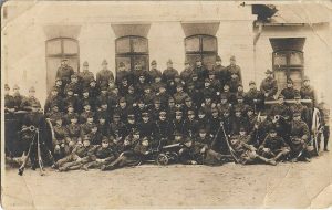 Elevii Școlii de artilerie din Craiova, 1930, fotografiați cu armamentul, printre care o mitralieră Maxim și două piese de artilerie