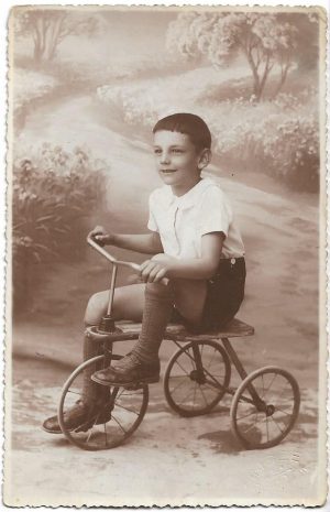 Copil cu tricicletă, 1940, Sfântu Gheorghe, județul Trei Scaune