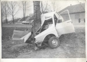 Accident cu autoturism Dacia, în fundal de vede o mașină de Miliție, perioada comunistă