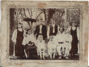 Familie de țărani români cu 7 copii, în port popular, Transilvania, cca începutul secolului al XX-lea