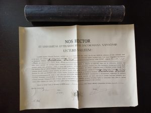 Diplomă de medic eliberată de Universitatea din Cluj, 1932, semnată olograf de Dimitrie Gusti și Nicolae Drăganu, în limba latină, cu etui