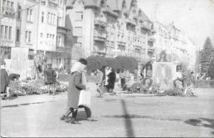 Icoane și coroane de flori depuse pe stradă în centrul orașului Timișoara pentru cei morți la Revoluția din 1989, 1990