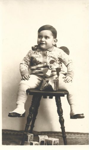 Copil cu pipă și jucării, studio Salo Brüll, Cernăuți