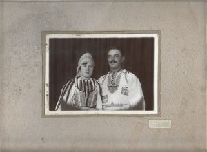 Țărani în port popular românesc, studio Foto Splendid Mircea Iuga, Săliște-Poiana