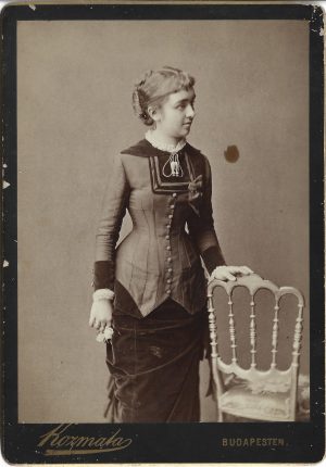 Elena Rădulescu, născută Nedelcu, la vârsta de 17 ani, studio Kozmata, Budapesta