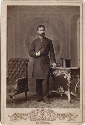 George Rădulescu, profesor de farmacologie și farmacist la Budapesta, fiul lui Constantin Rădulescu, primarul orașului Lugoj, studio Kozmata, Budapesta