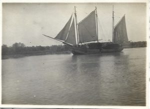 Navă cu pânze cu o încărcătură de lemne navigând pe Canalul Regele Carol în Delta Dunării, anii 1920