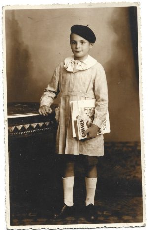 Băiat cu șorț și cărți, studio Foto Pax, perioada regalității