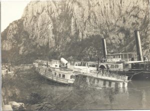 Nava cu zbaturi Minerva scufundată în Dunăre, lângă ea o altă navă cu zbaturi, anii 1920