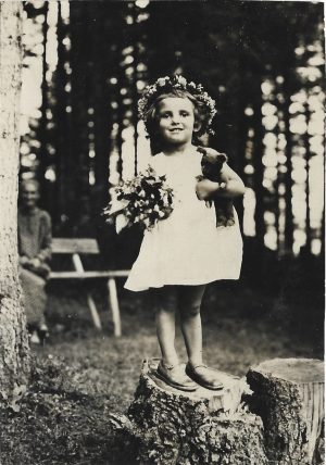 Fetiță cu ursuleț de pluș, România, 1931