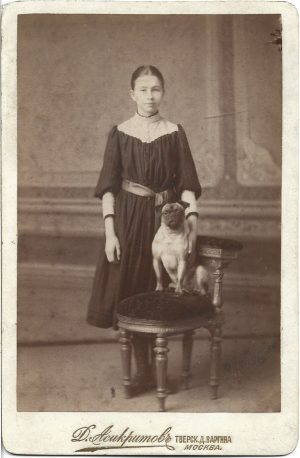 Tânără cu buldog, studio D Asikrimov, Moscova/Д Асикримов, Москва