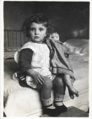 Fetiță cu păpușă, România, 1930