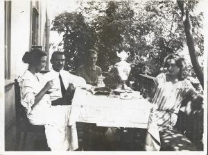 Inginer Theodor Bartlemanov cu familia, la un ceai, cu samovar, anii 1930