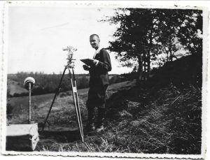 Inginer Theodor Bartlemanov făcând măsurători, anii 1930
