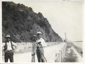 Inginer Theodor Bartlemanov făcând măsurători pe malul Dunării, anii 1930