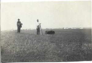 Inginer Theodor Bartlemanov făcând măsurători, anii 1930