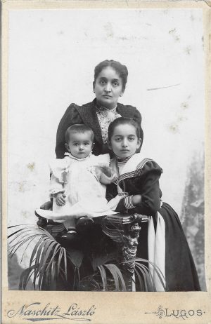 Cornelia Brediceanu, născută Rădulescu, cu fiicele Sempronia și Cornelia (viitoarea soție a lui Lucian Blaga), studio Naschitz László, Lugoj