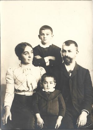 George Dobrin, primul prefect al județului Caraș, cu soția și doi dintre copiii lor, studio Naschitz, Lugoj