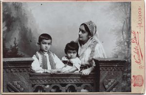 Elena Dobrin, născută Rădulescu, cu doi dintre fiii ei, studio Naschitz, Lugoj