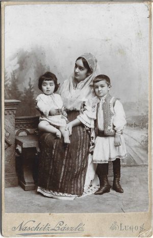 Elena Dobrin, născută Rădulescu, cu doi dintre fiii ei, studio Naschitz, Lugoj