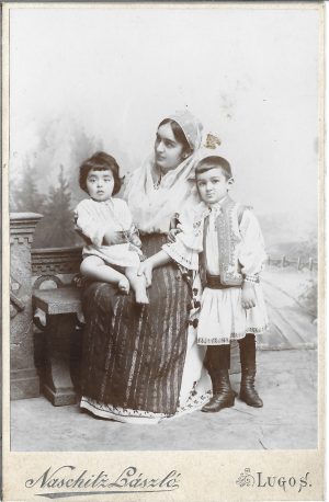 Elena Dobrin, născută Rădulescu, cu doi dintre fiii ei, studio Naschitz, Lugoj