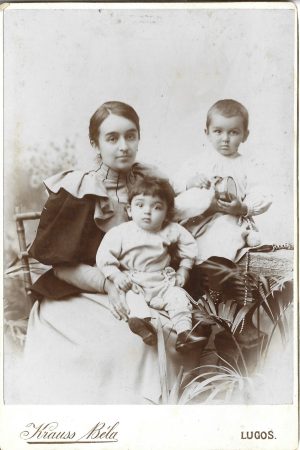 Elena Dobrin, născută Rădulescu, cu doi dintre fiii ei, studio Krauss Béla, Lugoj